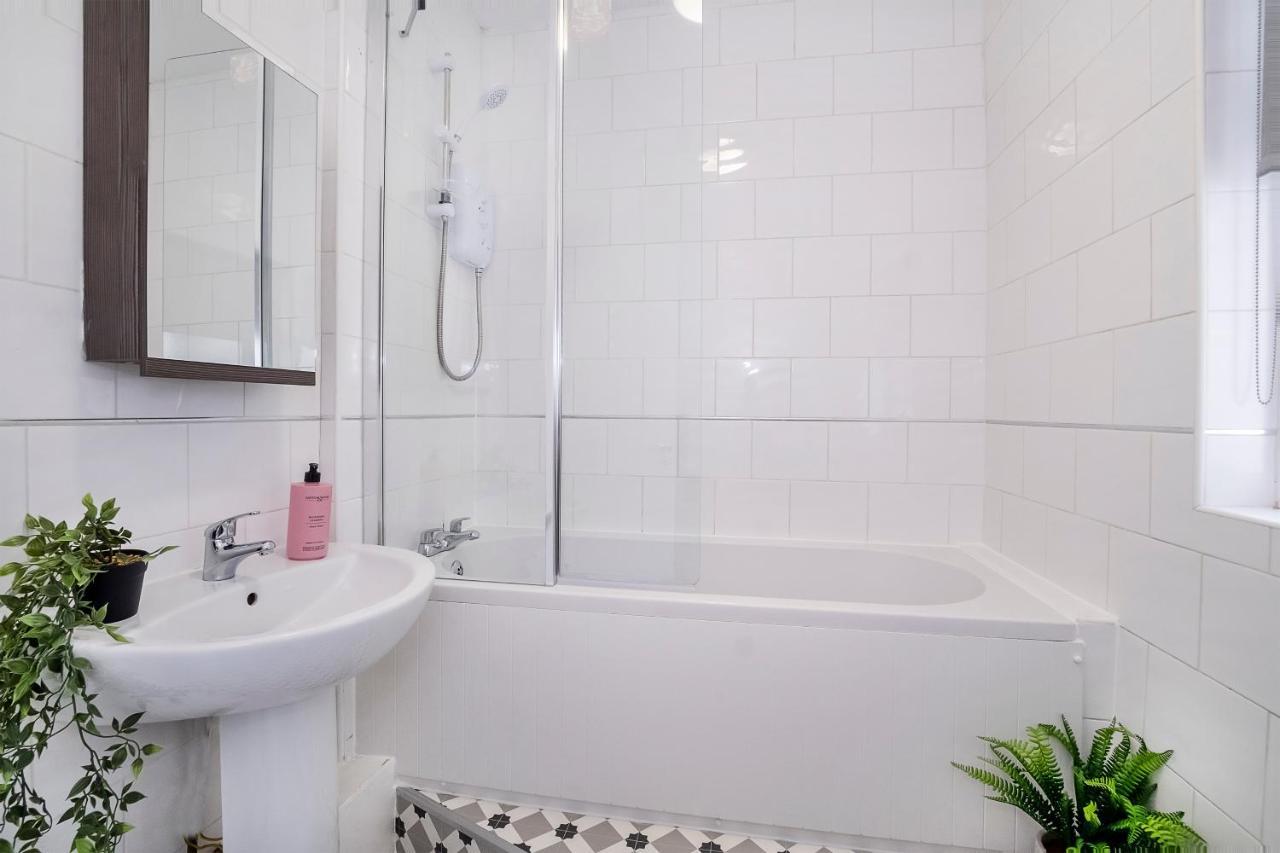 Villa Stylish Hot Tub House With Free Parking! York Exterior foto
